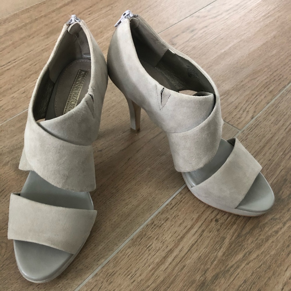 Banana Republic Size 8 Gray Suede Platform Pumps